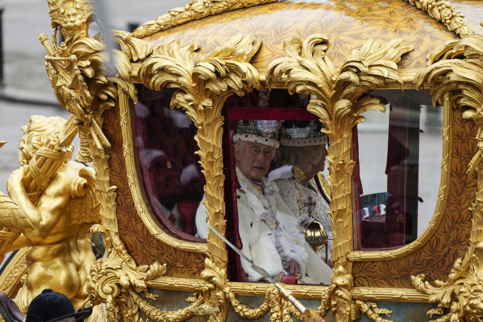 El rey Carlos III y la reina Camila de Gran Bretaña viajan en el Carruaje Dorado de Estado de regreso al Palacio de Buckingham desde la Abadía de Westminster después de la coronación en Londres, el sábado 6 de mayo de 2023. (Foto AP/Frank Augstein)