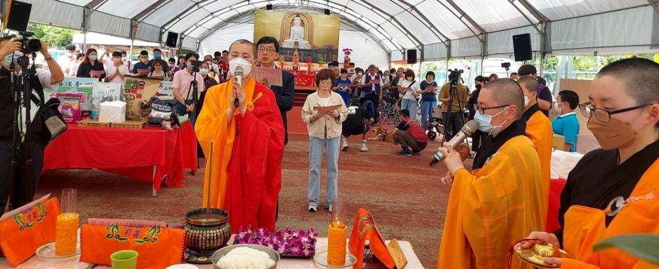 《圖說》佛光山金光明寺副住持有果法師帶領現場貴賓至超薦壇為往生動物舉行超渡儀式。〈動保處提供〉