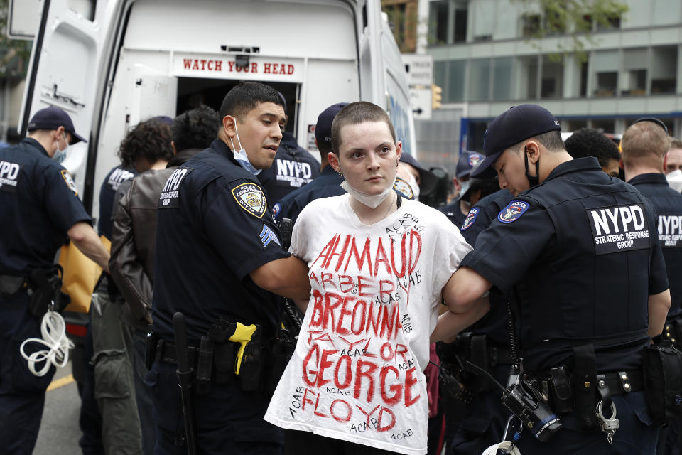 La policía arresta a uno de los manifestantes que participaba en las protestas de este 28 de mayo en Minneapolis. (Foto: John Lamparkis / NurPhoto / Getty Images).