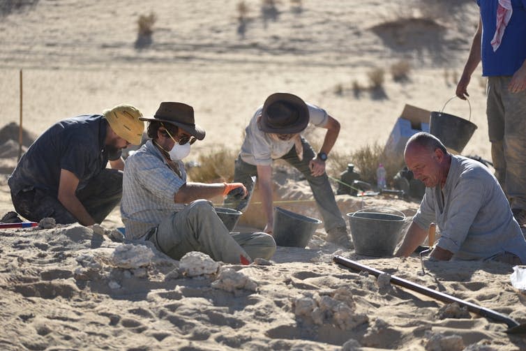 <span class="caption">Hundreds of tools and animal bones were found but only one human fossil.</span> <span class="attribution"><span class="source">Klint Janulis/Michael Petraglia/Palaeodeserts Project</span></span>