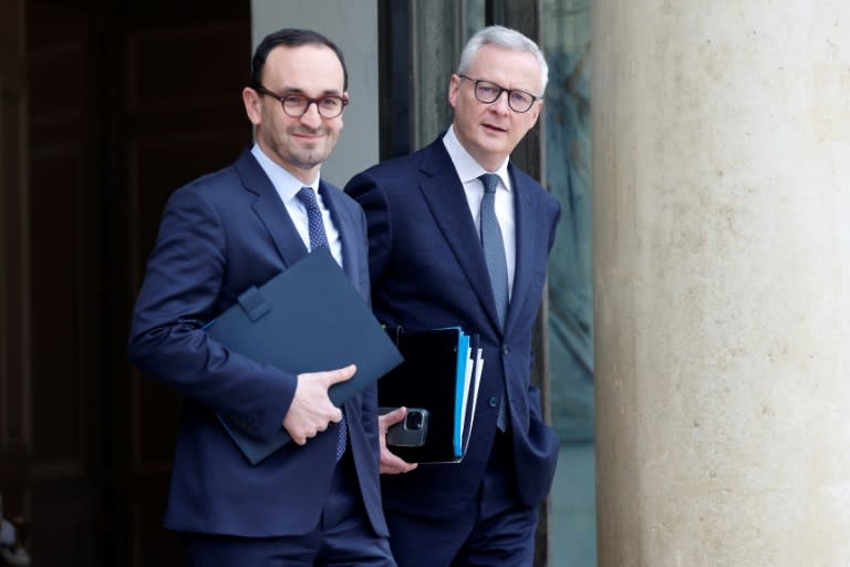 Le ministre de l'Economie et des Finances Bruno Le Maire (D) et le ministre délégué aux Comptes publics Thomas Cazenave (G) quittent l'Elysée à Paris, le 21 février 2024 (Ludovic MARIN)