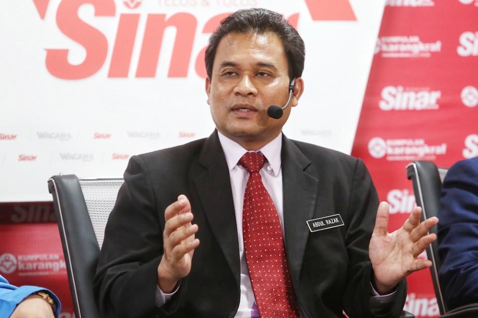 JPPH senior director Abdul Razak Yusak speaks during a Sinar Harian forum on Kampung Baru in Shah Alam October 4, 2019. — Picture by Choo Choy May