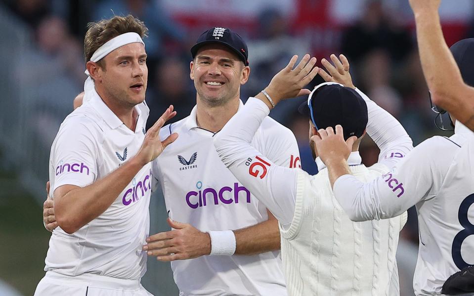 Stuart Broad of England (L) celebrates bowling Devon Conway of New Zealand with James Anderson during day three of the First Test match in the series between New Zealand and England at Bay Oval on February 18, 2023 in Mount Maunganui, New Zealand - Phil Walter/Getty Images