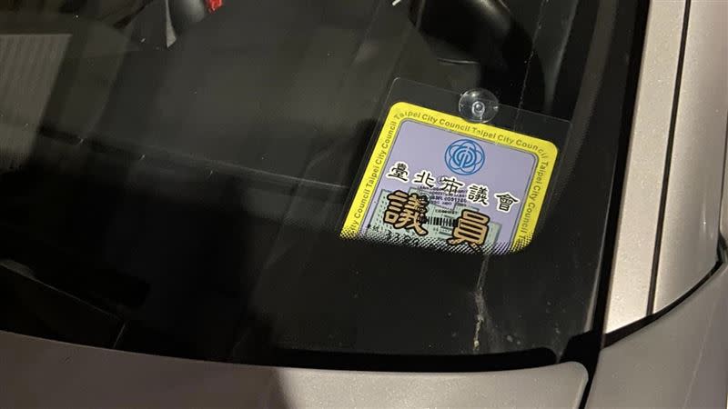 賓士車夾放北市議會議員停車證（圖／翻攝自臉書靠北天母幫）