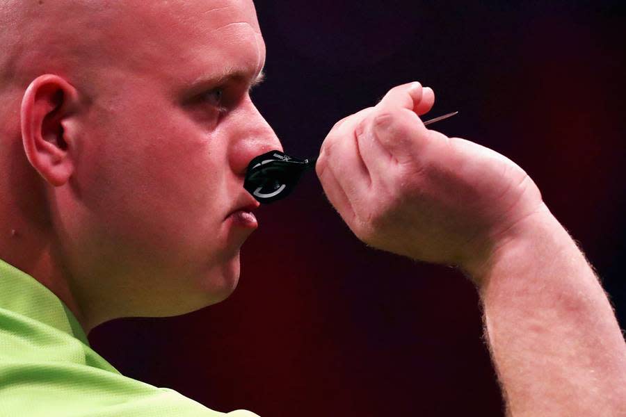 1. PLATZ - MICHAEL VAN GERWEN (NIEDERLANDE): Der Niederländer ist in bestechender Form. Am Mittwoch gewann er in Barnsley sein 18. Turnier der Saison. Auf dem Weg zum Titel gelang "Mighty Mike" gegen Simon Whitlock sogar ein Neun-Darter.