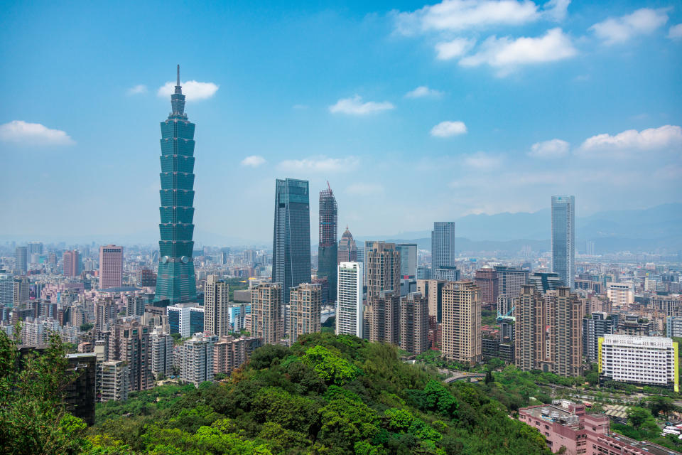 興建中的台北天空塔The Sky Taipei（南山廣場大樓旁），有望成為台北市最新地標。（資料照／Getty Images）A distant view of Taipei city skyline shot from the top of Elephant Mountain