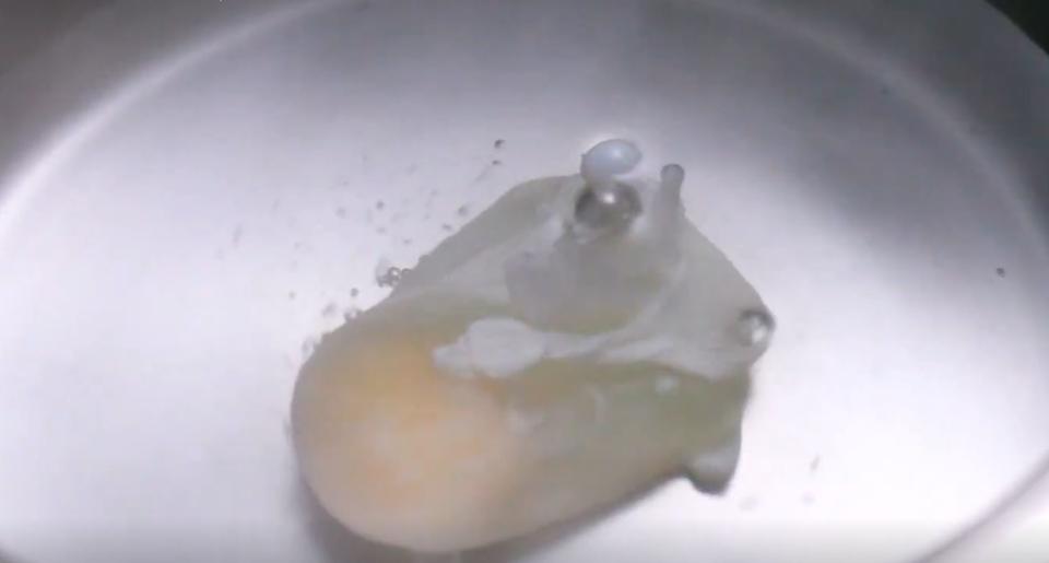 碗貼近水面，將蛋倒進漩渦中央。