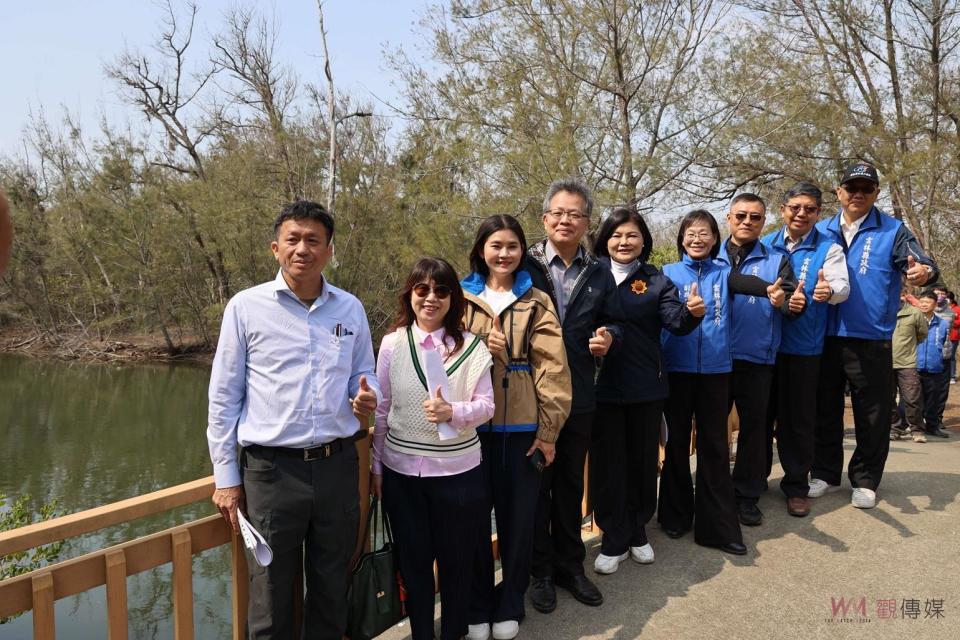 四湖海岸植物園位於雲林縣四湖鄉濱海地區，成立於民國82年，地理位置優越，西臨台灣海峽，北臨虎尾溪出海口，佔地約22公頃。面對全球暖化等自然環境挑戰，該園成為農業部林業試驗所推動海岸防風林更新改善、推動採種育苗、植物基因庫建置、遷地保育等重要試驗研究基地，兼具學術研究、生態解說教育、保護國土、資源保育與休閒遊憩等功能。