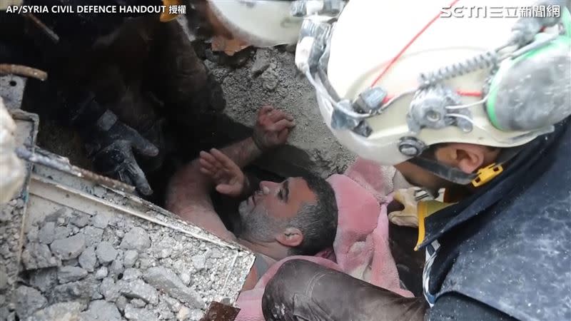 土耳其地震造成建物倒塌，死傷慘重。（圖／AP/SYRIA CIVIL DEFENCE HANDOUT授權）