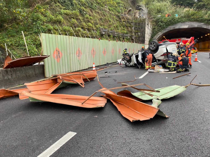 路旁鐵圍籬遭撞後，支離破碎散落在國道路中。（圖／翻攝畫面）