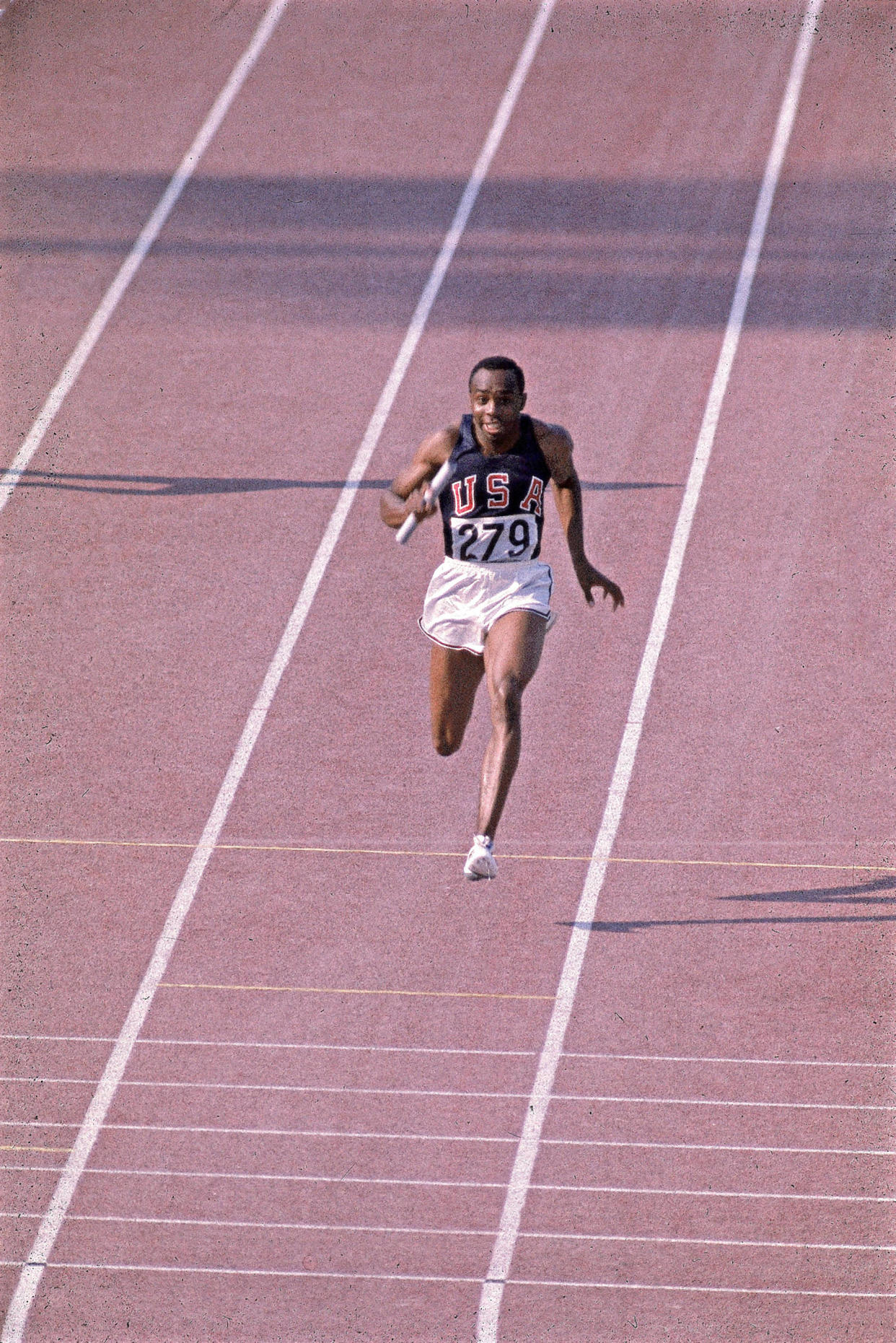 Jim Hines, ici photographié lors du relais 4x100m des Jeux olympiques de Mexico, en 1968, est officiellement devenu cette année-là le premier homme à courir un 100 mètres en moins de 10 secondes. Il est mort ce samedi 3 juin 2023 à l’âge de 76 ans.