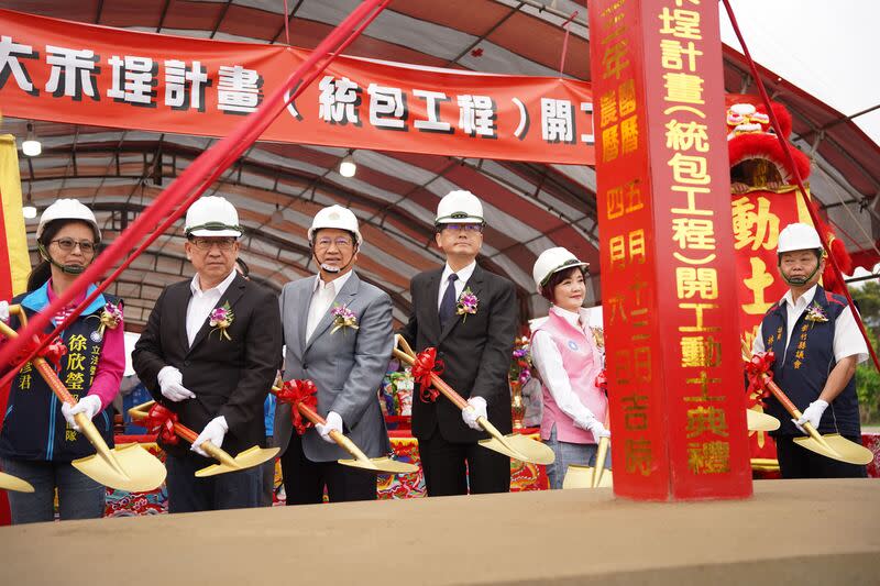 竹東客家文化大禾埕計畫開工動土 新竹縣竹東客家文化大禾埕計畫13日開工動土，客委 會主委楊長鎮（左4）、新竹縣長楊文科（左3）等人 出席執鏟，祝禱工程順利。 （新竹縣政府提供） 中央社記者魯鋼駿傳真  113年5月13日 