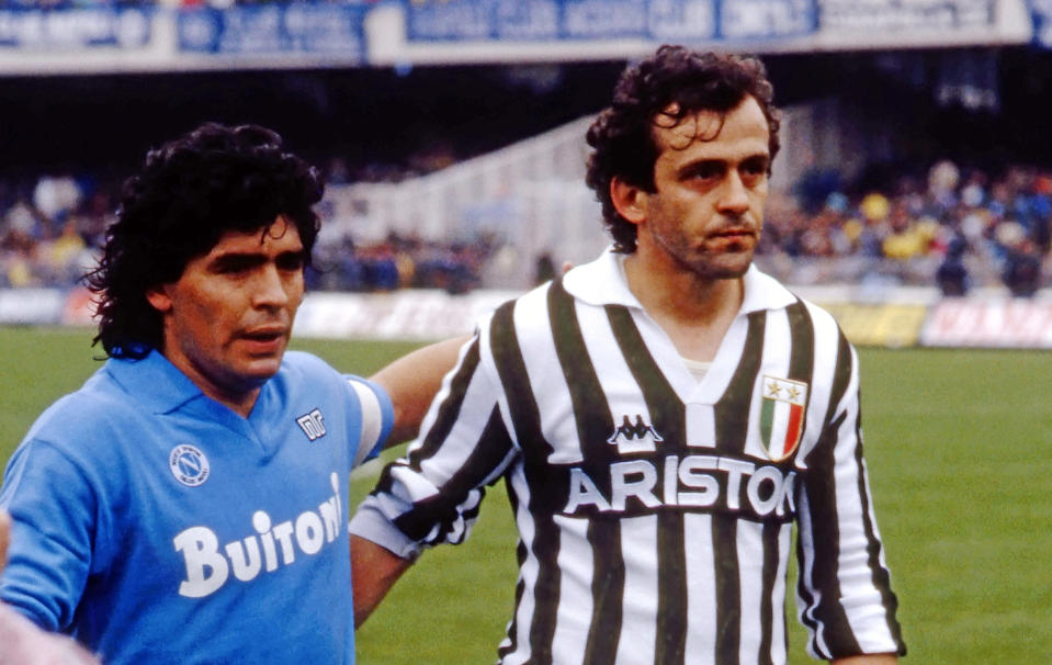 Dopo un ottavo e un terzo posto nelle prime due stagioni con il Napoli, nella stagione 1986/87 Maradona con i suoi 10 gol realizzati in 29 gare trascinò il club campano alla conquista del suo primo e storico Scudetto. (Photo by Alessandro Sabattini/Getty Images)