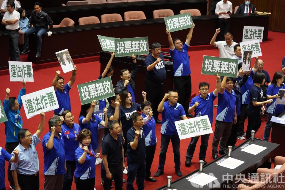 立法院17日將進行監察院人事同意權投票，國民黨團在議場內舉看板質疑16日下午有人冒名投票，讓整個投票過程無效，應重新開審查會，再行使同意權。(中央社)           