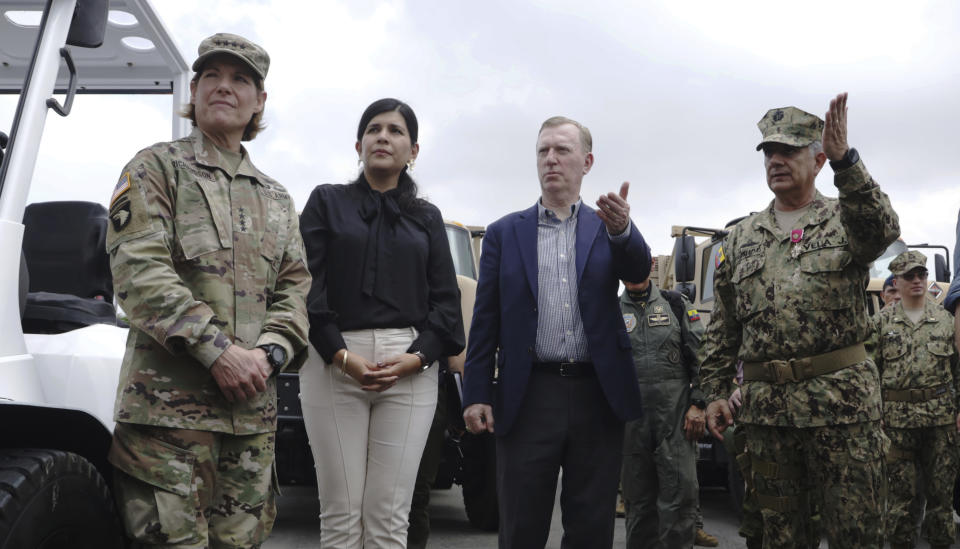 La comandante del Comando Sur de Estados Unidos, Laura Richardson, desde la izquierda, la secretaria de Gestión de Riesgos de Ecuador, Diana Salazar, el embajador estadounidense para Ecuador, Michael Fitzpatrick, y jefe de las Fuerzas Armadas de Ecuador, el almirante Jaime Vela en un acto para la donación de equipamiento de seguridad y para desastres naturales de Estados Unidos a las Fuerzas Armadas de Ecuador, en Guayaquil, Ecuador, el jueves 25 de enero de 2024. La donación es parte de la cooperación para apoyar la lucha de Ecuador contra la violencia relacionada con bandas de narcotráfico. (AP Foto/César Muñoz)