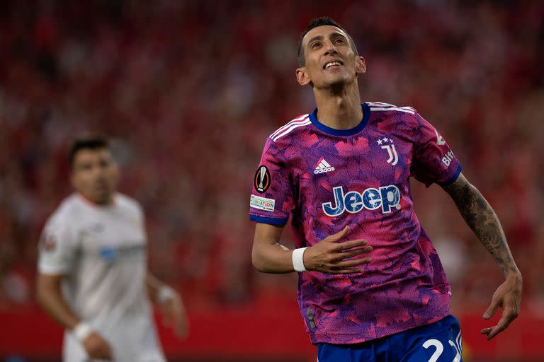 Se lamenta Angel Di María; detrás, se ve la imagen de Acuña