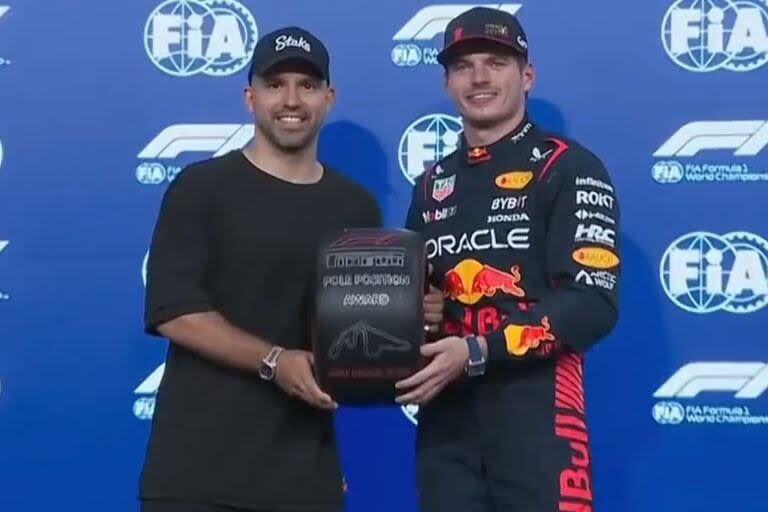 Kun Agüero y Max Verstappen posan con el neumático que se llevó el neerlandés por hacer la pole en Abu Dhabi