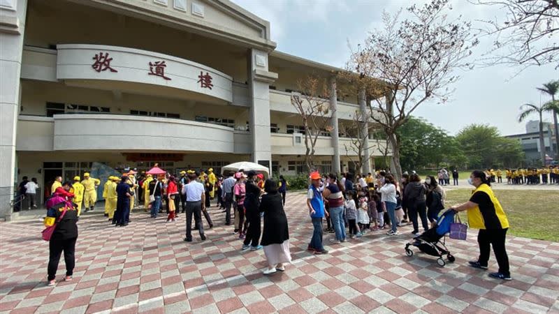 白沙屯媽祖的鑾轎進入校園停在大樓前面。（圖／翻攝自白沙屯拱天宮臉書）