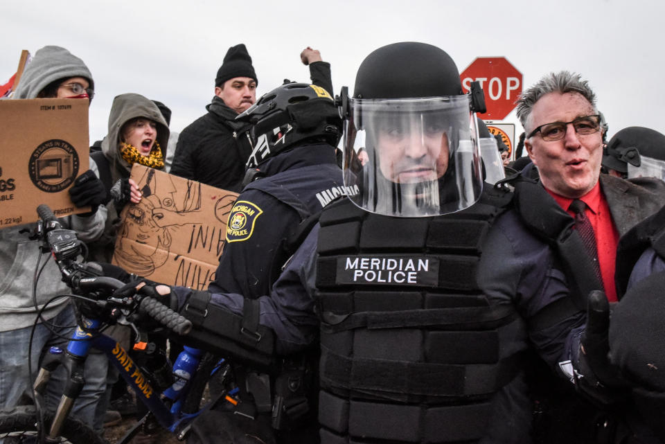 <p>Ein Mitglied der US-amerikanischen Alt-Right-Bewegung wird während eines Protests auf dem Universitätscampus der Michigan State University in East Lansing von einem Polizeibeamten vom Gelände eskortiert. (Bild: REUTERS/Stephanie Keith) </p>