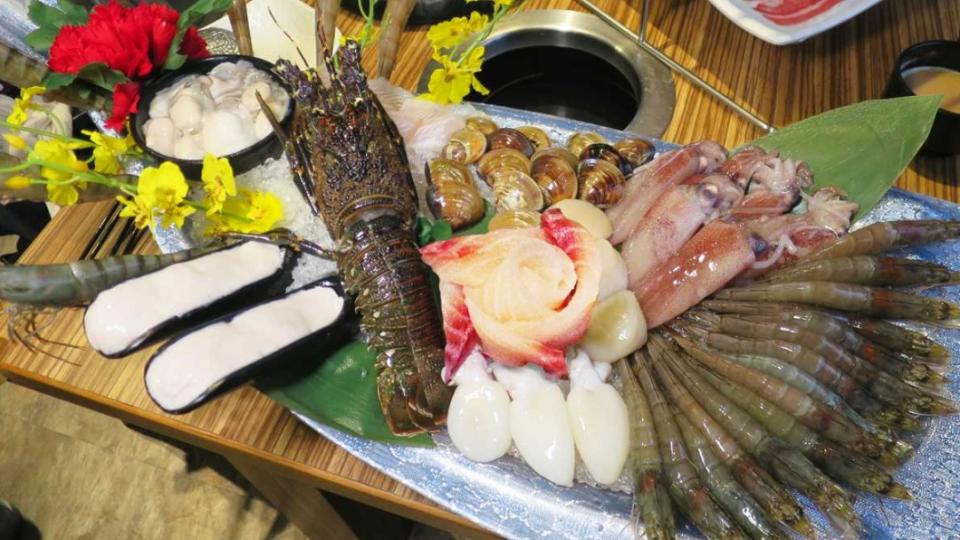 肉多多的海鮮盤「海洋之心」原價1,299元，特價999元。（圖／翻攝自肉多多火鍋-火鍋第一品牌臉書）