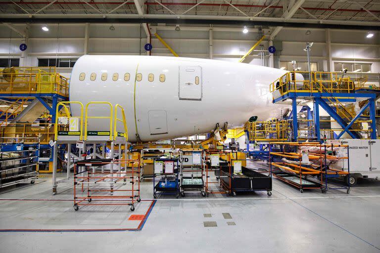 Aviones Boeing 787 Dreamliner se encuentran en producción en las instalaciones de fabricación de Boeing en North Charleston, Carolina del Sur, el 13 de diciembre de 2022.
