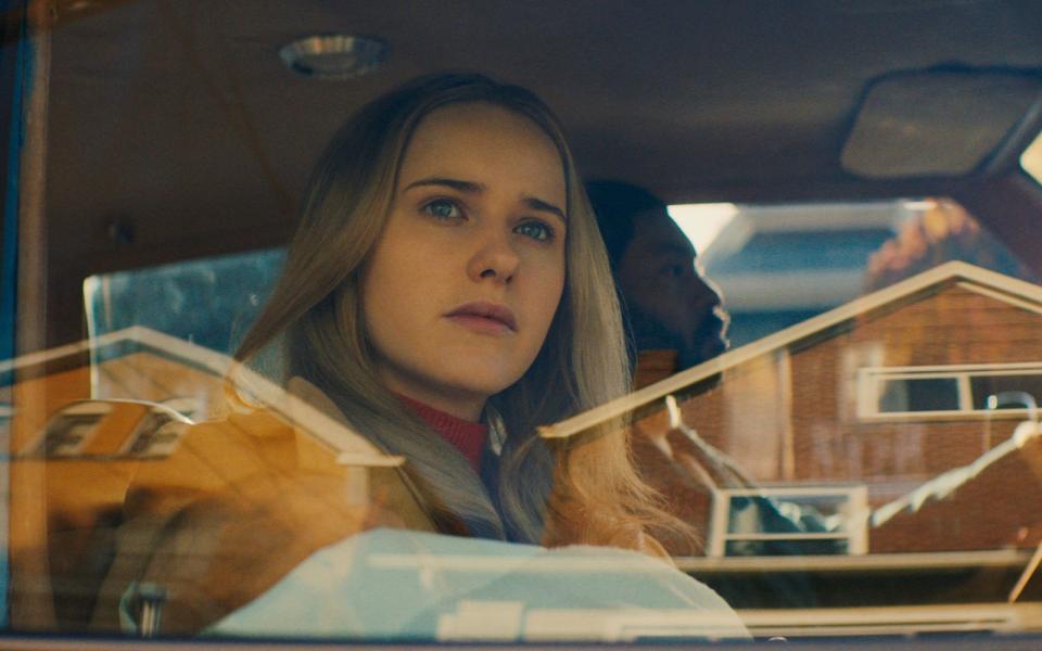 Selbst ist die Frau: Rachel Brosnahan ("The Marvelous Mrs. Maisel") spielt im neuen Amazon-Film "I'm Your Woman" (ab 11. Dezember) nicht nur die Hauptrolle, sondern führt auch Regie. In dem Thriller sagt sich Jean (Brosnahan) von ihrem kriminellen Mann los. Auf der Flucht lernt die Mutter eines Neugeborenen ganz neue Seiten an sich kennen. (Bild: 2020 Amazon.com Inc)