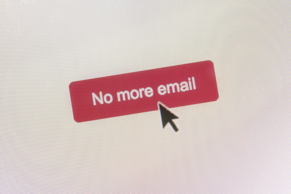 <p>Quante email riceviamo? Quante sono quelle davvero importanti? Per eliminare il sovraccarico di email, meglio eliminare le newsletter che non vengono lette mai: ci saranno meno notifiche da leggere e meno occasioni di fissarsi davanti allo schermo. (Getty) </p>