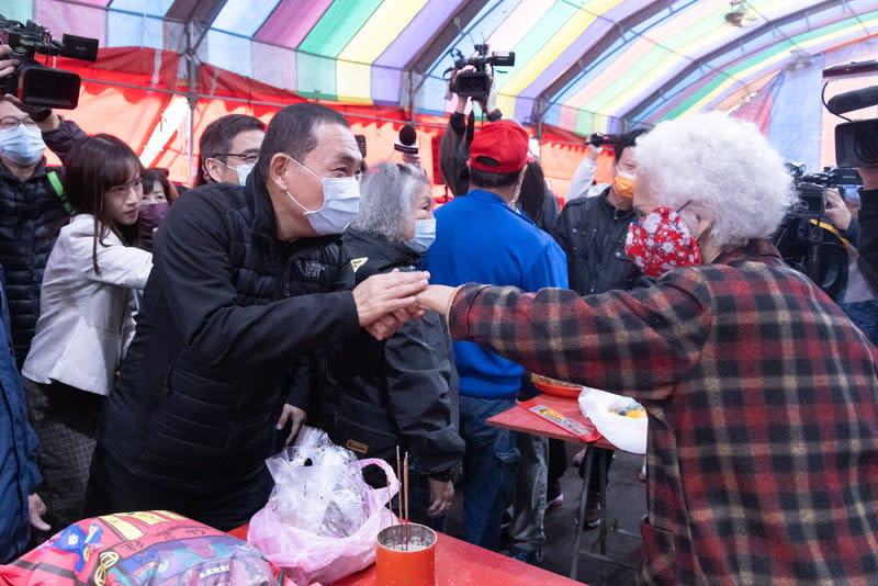 侯友宜（前左）1日到土城大墓公參加清明祭祀典禮，與現場民眾問候致意。 新北市新聞局提供