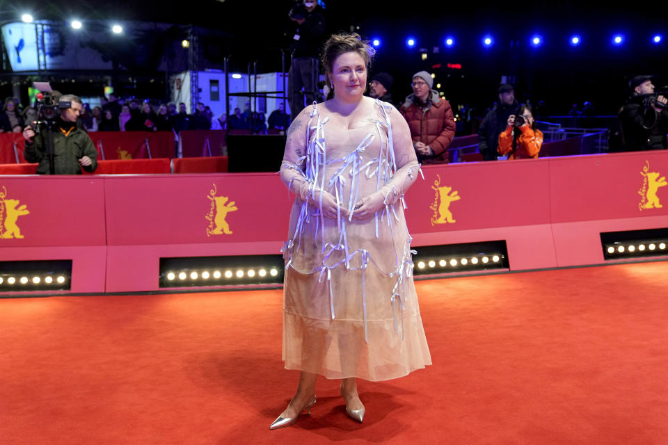 La guionista, directora y actriz estadounidense Lena Dunham posa en el estreno de la película "Treasure" en el Festival Internacional de Cine de Berlín en Berlín, el sábado 17 de febrero de 2024. (Foto AP/Ebrahim Noroozi)