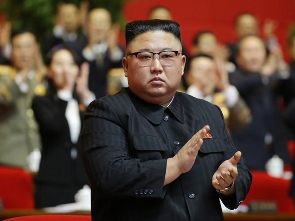 北韓領導人金正恩視導從潛艦進行兩枚巡弋飛彈試射。這是擁有核武的平壤升高緊張的最新舉措。