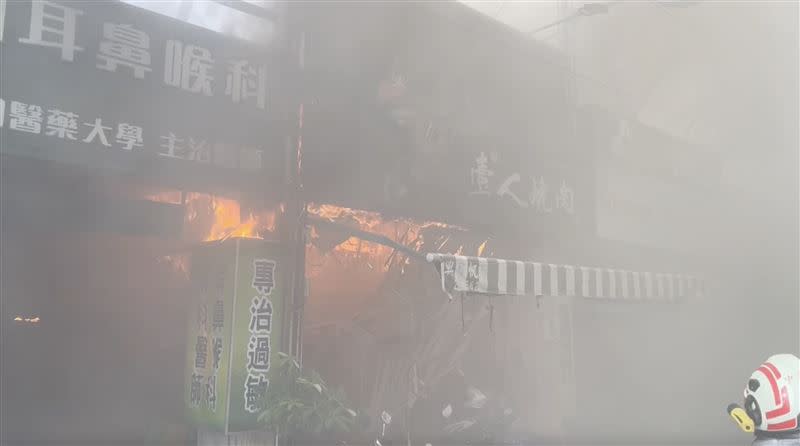 台中市向上路知名燒肉店發生火警。（圖／翻攝畫面）