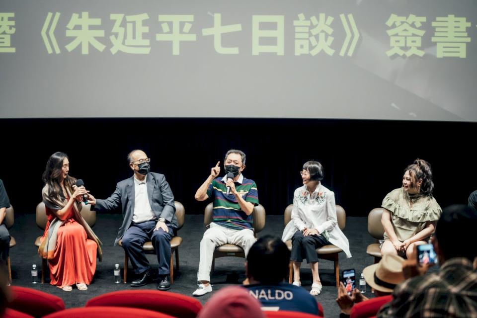 《異域》、《無國籍公民》演員相隔30年後合體出席出席導演朱延平(中)電影映後座談。(國家影視聽中心提供)