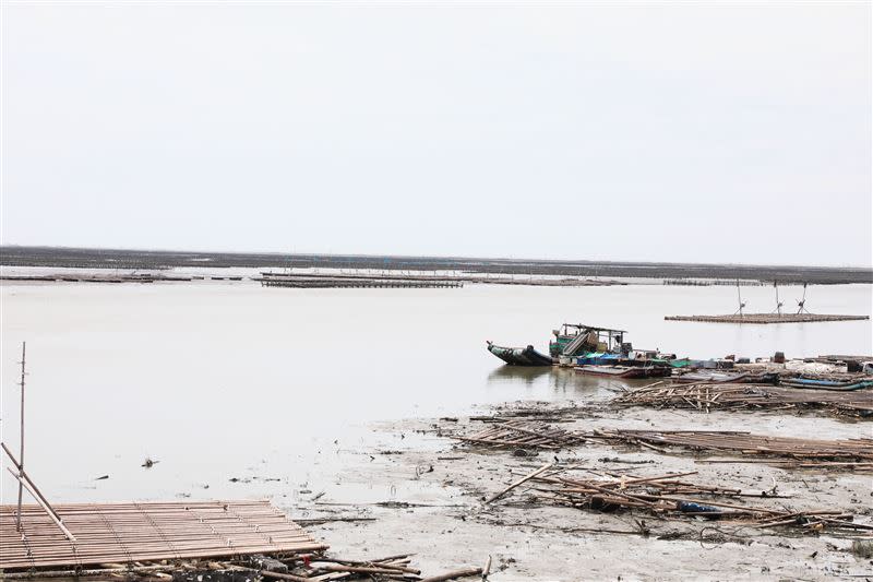 上週受杜蘇芮颱風影響，嘉義沿海28日凌晨起風大雨大浪大，牡蠣養殖首當其衝。（圖／嘉義縣政府提供）