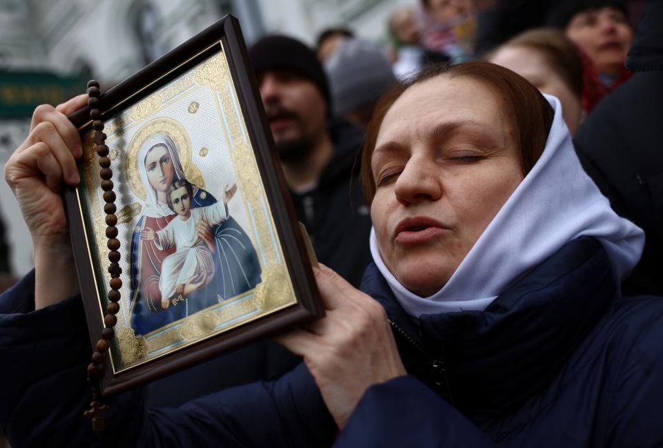 Believers of the Ukrainian Orthodox Church accused of being linked to Moscow, block an entrance to a church at a compound of the Kyiv Pechersk Lavra monastery (REUTERS)