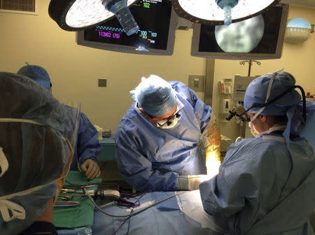 Surgeons begin a kidney removal from Zully Broussard at California Pacific Medical Center in San Francisco, California, March 5, 2015, in this handout photo provided by California Pacific Medical Center. REUTERS/California Pacific Medical Center/Handout via Reuters