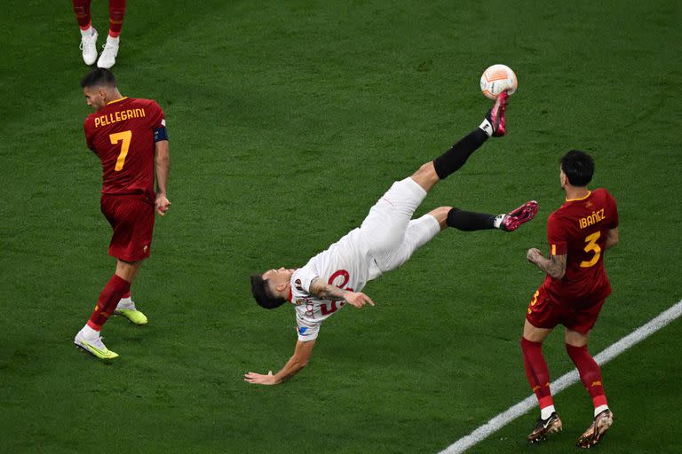 Sevilla's Argentinian forward Lucas Ocampos (C) attempts an overhead kick during the UEFA Europa League final football match between Sevilla FC and AS Roma at the Puskas Arena in Budapest on May 31, 2023. (Photo by Ferenc ISZA / AFP)