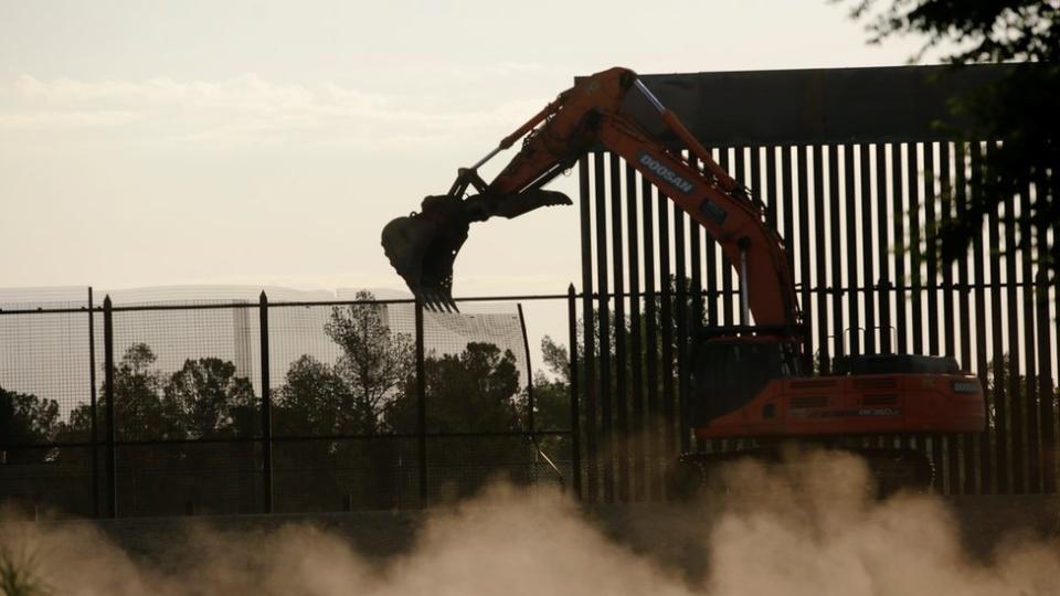 Una excavadora en la frontera entre El Paso y Ciudad Juárez