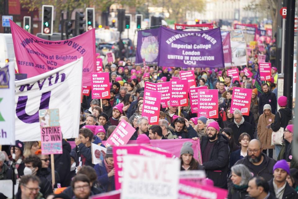 30 novembre 2022 : Des manifestants défilent le long d'Euston Road près de la gare de Kings Cross, alors que des membres de l'University and College Union participent à une grève de 24 heures liée à un conflit en cours sur les salaires, les pensions et les conditions de travail (AP)