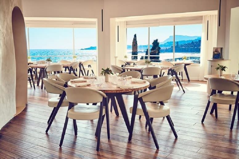 Precio del menú degustación: Entre 160 y 260 euros.<br><br>Ocupa la primera posición y destaca por sus vistas inigualables de la Riviera francesa, sus jardines y un equipo muy talentoso de cocina. Entre sus especialidades sobresalen las verduras, los salmones, los cítricos y el pan, servido con un poema de Pablo Neruda.<br><br> Foto: Instagram/<a href="https://www.instagram.com/p/Bv_3GDQlzxa/" rel="nofollow noopener" target="_blank" data-ylk="slk:restaurantmirazur;elm:context_link;itc:0;sec:content-canvas" class="link ">restaurantmirazur</a>