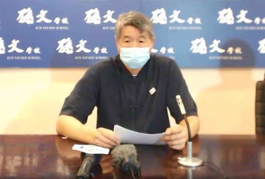 孫文學校總校長張亞中舉行記者會宣布已透過台商與大陸友人捐贈取得德國BNT疫苗500萬劑和大陸國藥集團中國生物北京公司研發的滅活疫苗500萬劑，並已取得相關委託文件和取得該疫苗向世衛組織申請取得緊急授權的相關文件，將會循正式管道向有關單位遞出進口許可的申請。（截圖直播畫面）