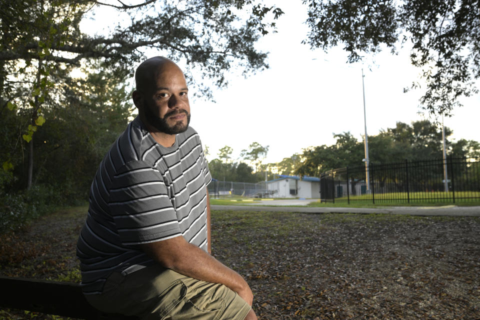 Nelson Aquino, un demócrata moderado, contó que se había distanciado de amigos y conocidos republicanos por opiniones políticas, en Deltona, Florida, el 17 de octubre de 2022. (Phelan M. Ebenhack/The New York Times)
