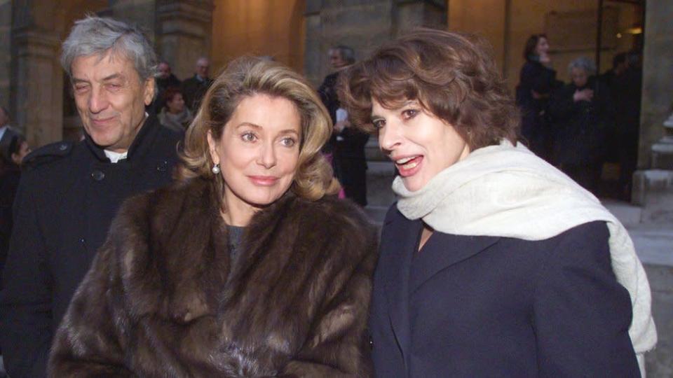 Las actrices francesas Catherine Deneuve y Fanny Ardant y el dise&#xf1;ador italiano Nino Cerruti salen de la Academia de las Bellas Artes de Par&#xed;s el 15 de diciembre de 1999.