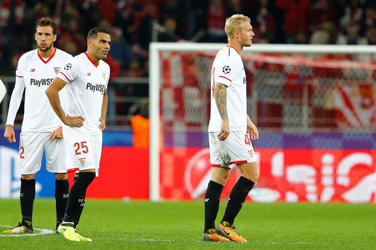 Simon Kjaer (4), con Franco Vázquez (2) y Gabriel Mercado (25), en un partido de Sevilla en Moscú, por la Champions League de 2017.