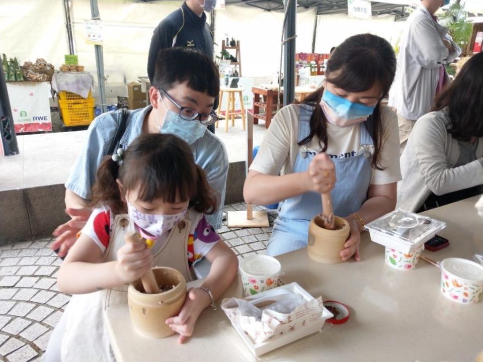 新竹縣「幸福青農市集」親子ＤＩＹ活動，體驗農家樂。（記者彭新茹攝）