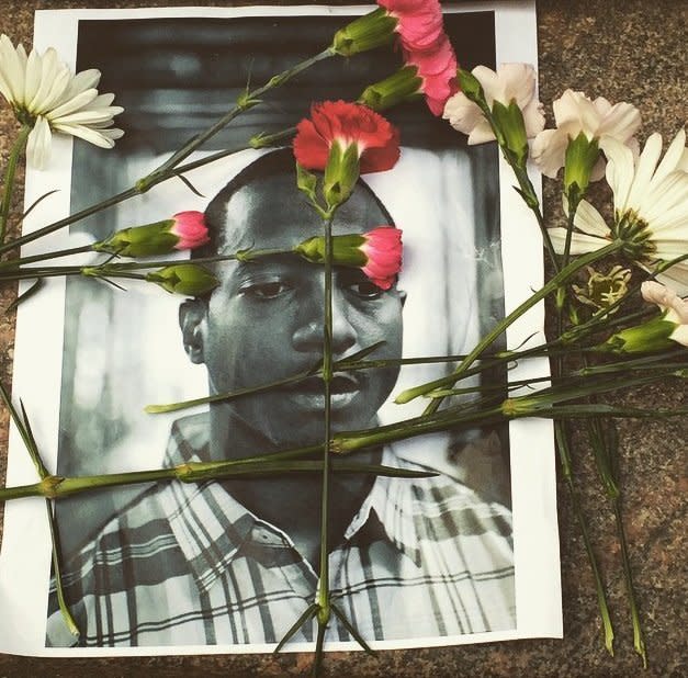 <p><span style="font-family: Arial, Helvetica, sans-serif; font-size: 14px; line-height: 20px; background-color: #eeeeee;">Days after his death, flowers are laid over a photo of Kalief Browder at a vigil outside a Manhattan jail on June 11, 2015.</span></p>
