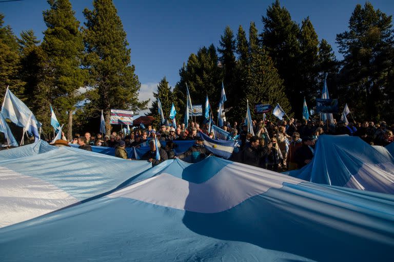 Con una caravana y abrazo simbólico, respaldaron al Ejercito en litigio con una comunidad mapuche