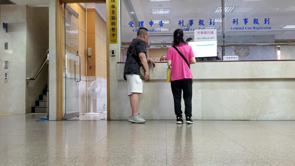 男童前保母周女，在友人陪同下到台北地檢署作證。資料照。呂志明攝