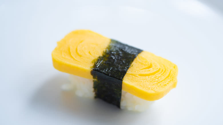 Tamago roll sushi