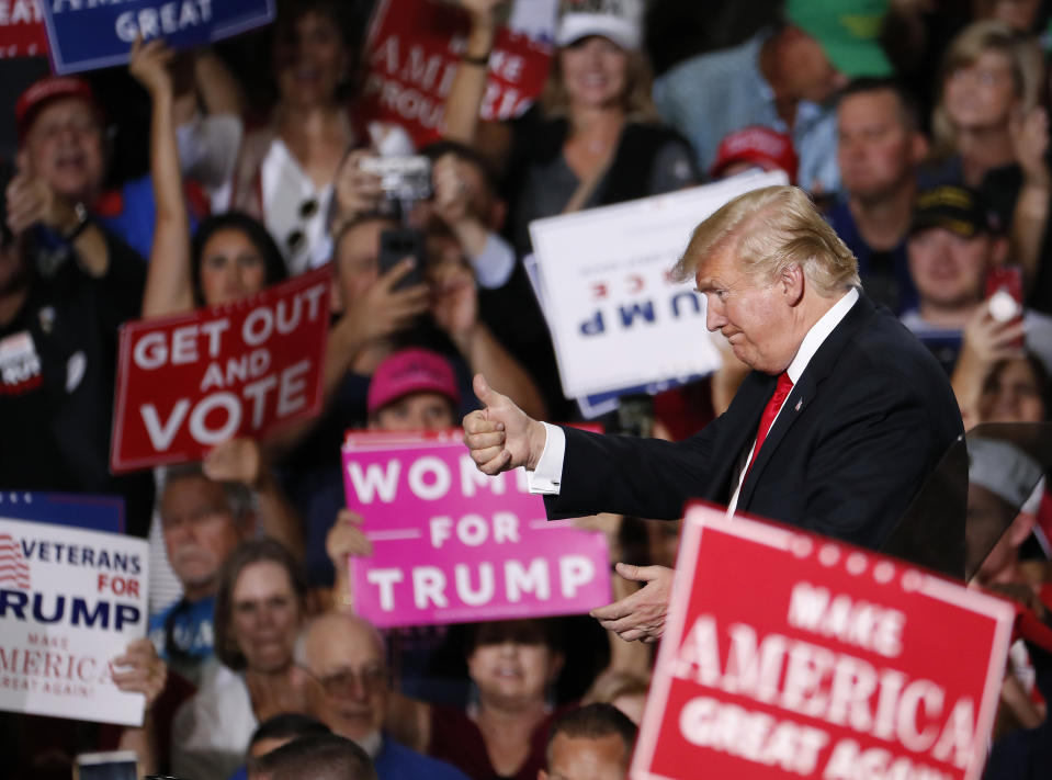 El presidente Donald Trump en un mitin de campaña el viernes 19 de octubre de 2018 en Mesa, Arizona. (AP Foto/Matt York)