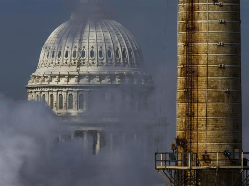 Rauch eines Kohlekraftwerkes vor der Kulisse des Capitol in Washington. US-Präsident Barack Obama hat die bisher schärfsten Maßnahmen zur Bekämpfung des Treibhauseffekts angekündigt. Foto: Jim Lo Scalzo